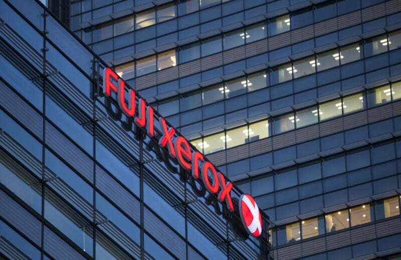 Fujifilm compra a Xerox por US$ 6,1 bilhões, e assim criando a Fuji Xerox