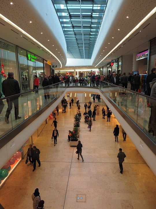 A especialista Roberta Veloso fala sobre o futuro do mercado de shopping centers no novo normal